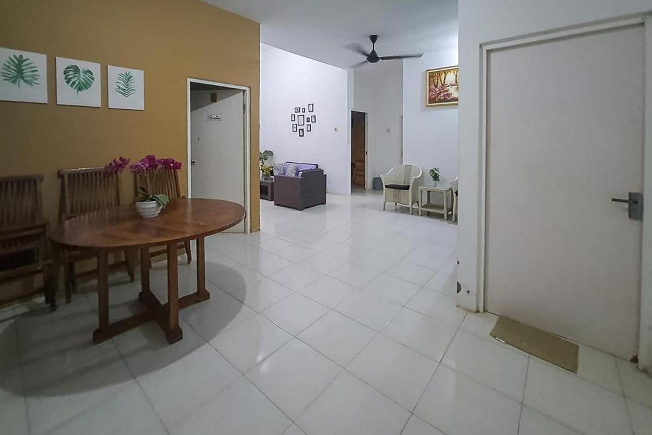 Syafa Homestay Syariah Mitra Reddoorz Tuban  Екстер'єр фото